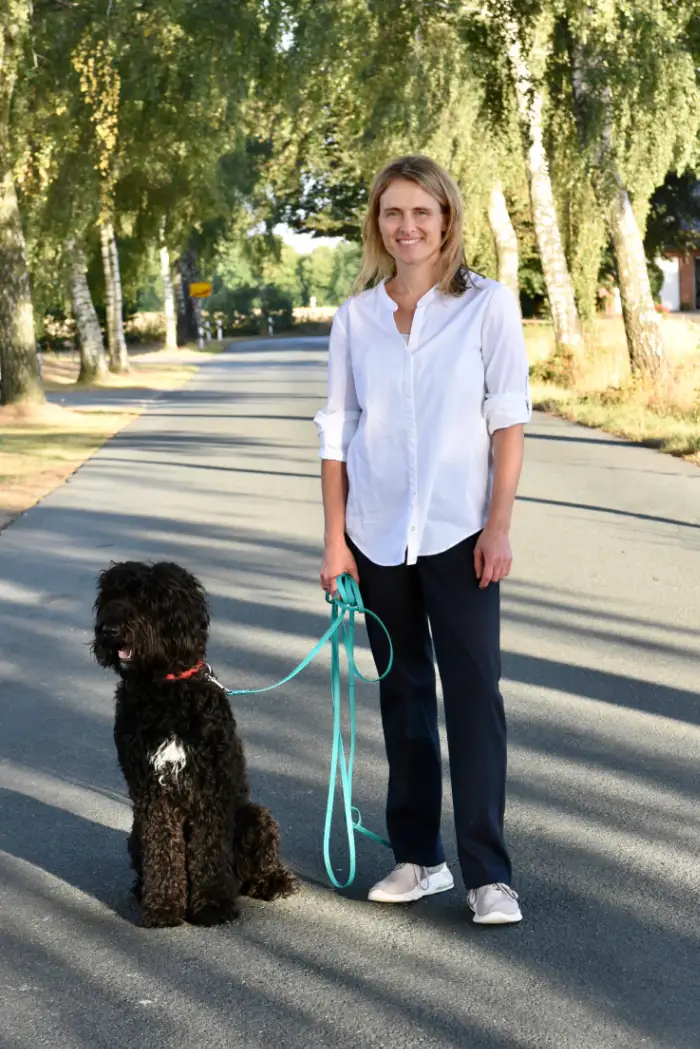 Nicole Tepaße von Rede Klartext sitzt mit ihrem Therapiehund im Raum und nutzt tiergestützte Begleitung für ihre Trainings und Coachings