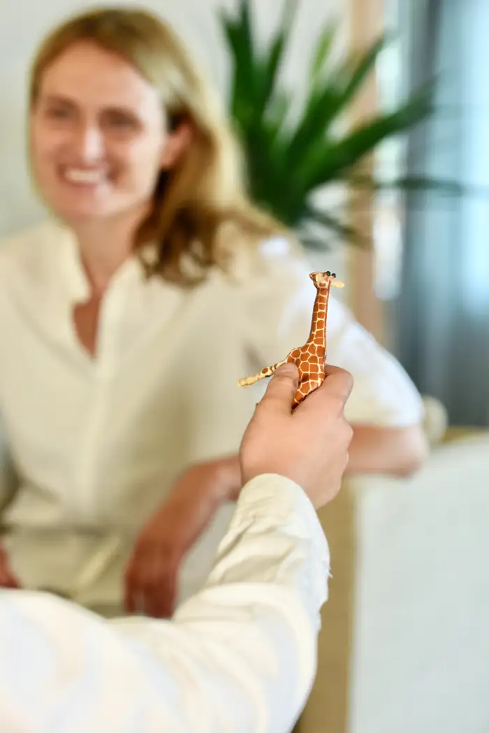 Nicole Tepaße von Rede Klartext erklärt gewaltfreie Kommunikation im Gespräch mit zwei Teilnehmerinnen in einem Seminarraum